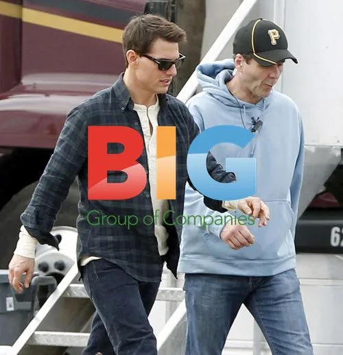 Tom Cruise, Rosamund Pike on "One Shot" Set