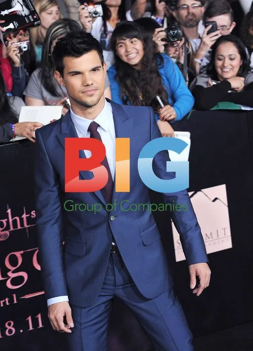 Taylor Lautner and cast at 'Twilight' premiere