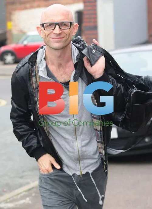 Jason Bradbury from Gadget Show using iPhone