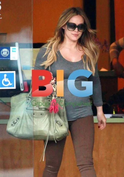 Hilary Duff shows off baby bump