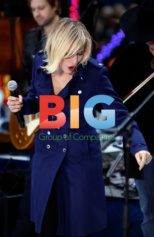 Natasha Bedingfield Performs with Rascal Flatts