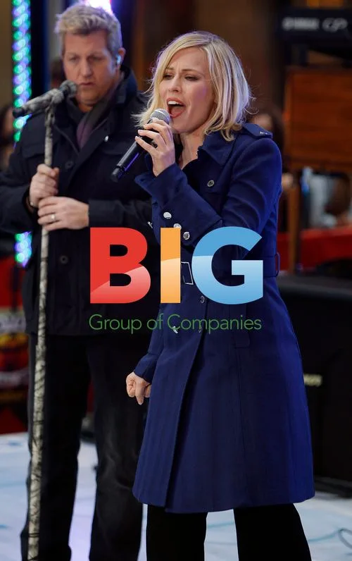 Natasha Bedingfield performs with Rascal Flatts