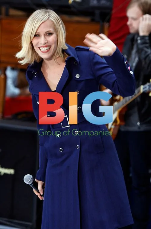 Natasha Bedingfield performs with Rascal Flatts