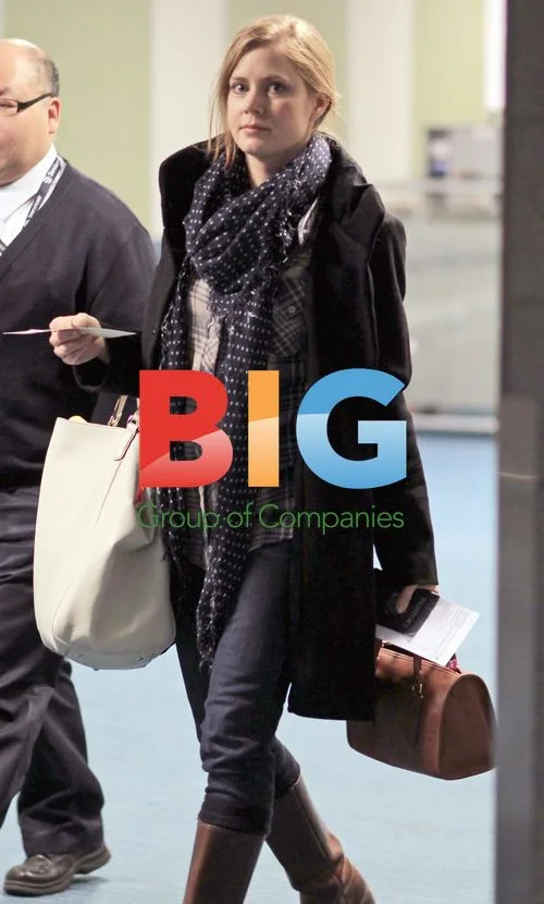 Amy Adams Arrives at Vancouver Airport