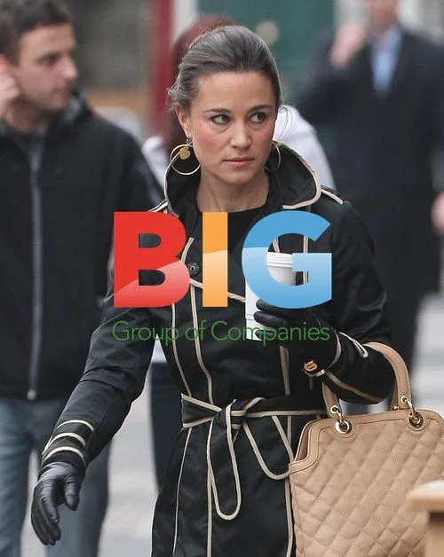Pippa Middleton Grabs Early Morning Coffee