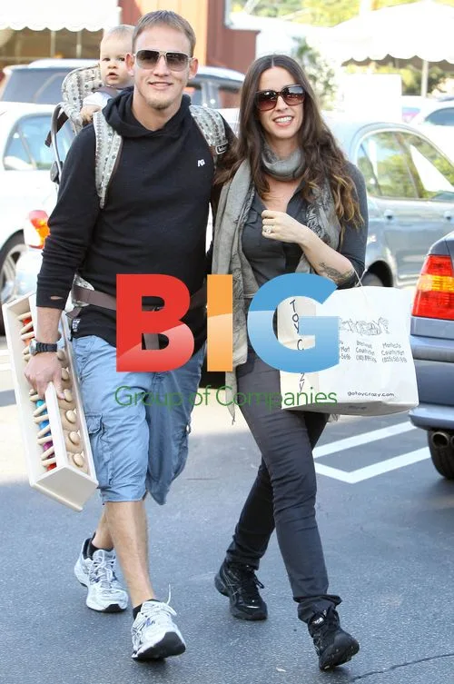 Alanis Morissette Shopping with Family