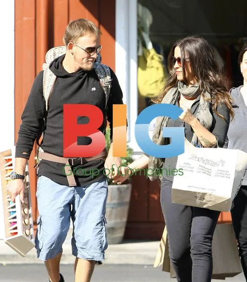 Alanis Morissette Shopping with Family