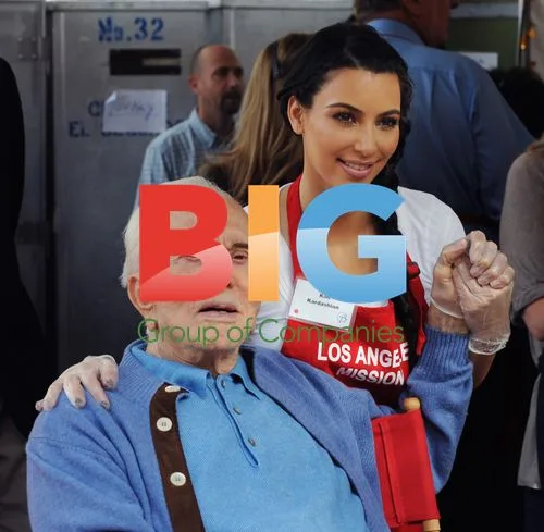 Kim Kardashian Serves Thanksgiving Meal