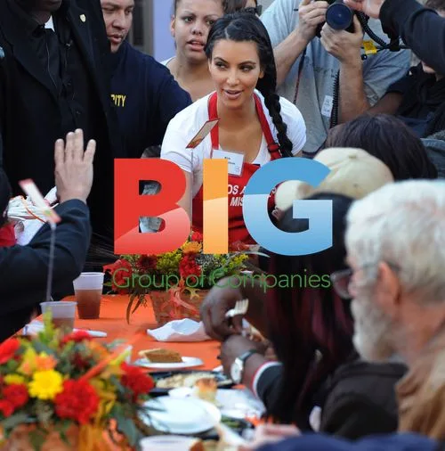 Kim Kardashian and Kirk Douglas Serve Thanksgiving Meal