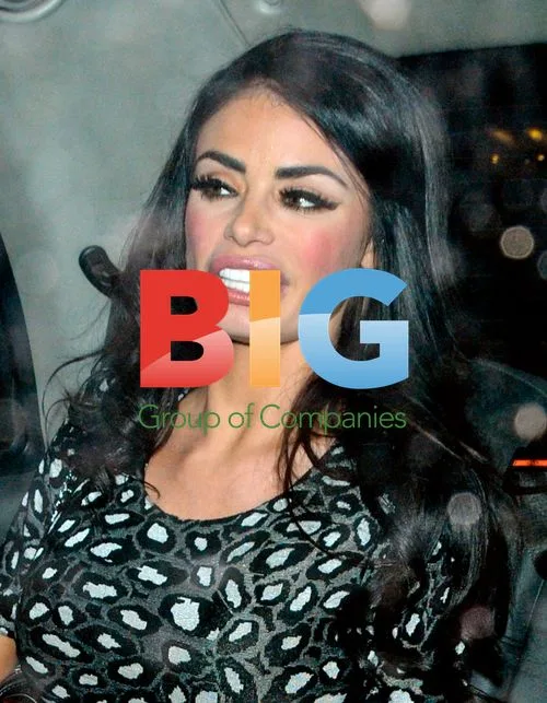 Chloe Sims Gives Change to Beggar
