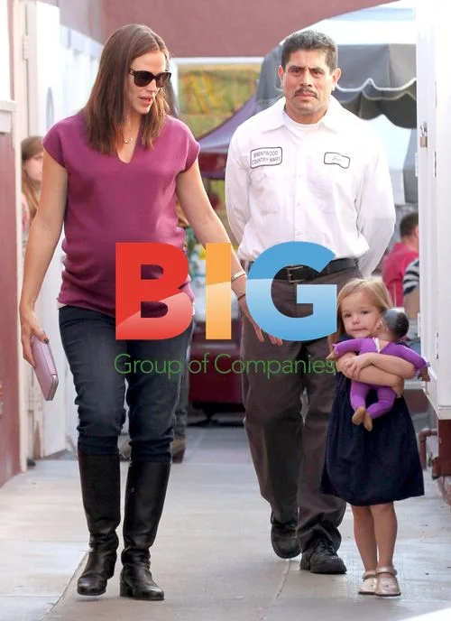 Jennifer Garner and Ben Affleck Out With Daughters