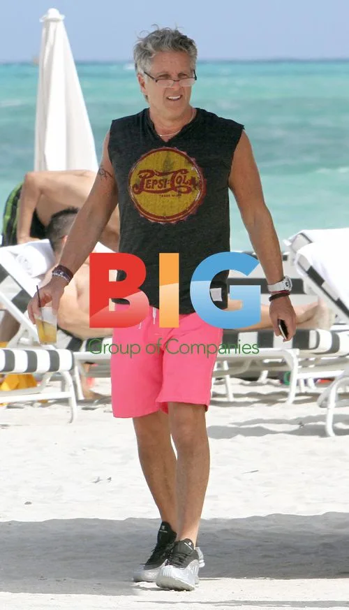 Donny Deutsch relaxes on Miami beach