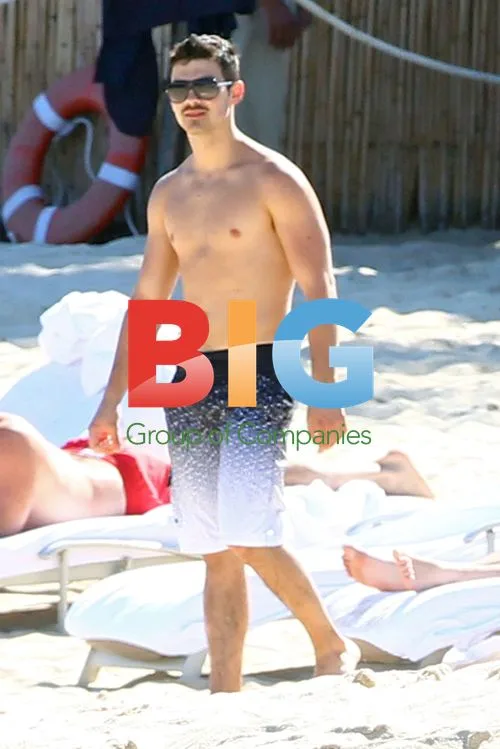 Joe Jonas enjoys Thanksgiving in Mexico