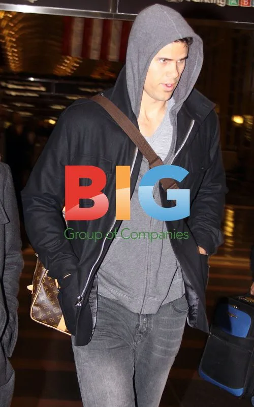 Kris Humphries arrives at airport with mother