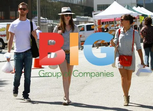 Anne Hathaway, Adam Shulman, Rashida Jones at Farmers Market