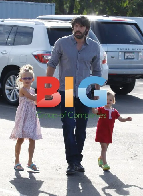 Ben Affleck and Daughters at Flea Market