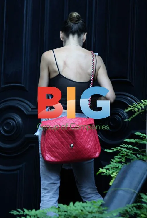 Sarah Jessica Parker Enters Brownstone