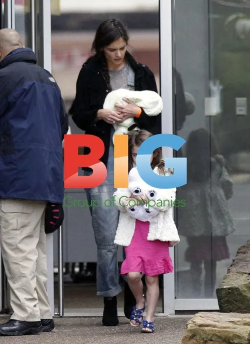 Katie Holmes and Daughter Suri Visit Museum