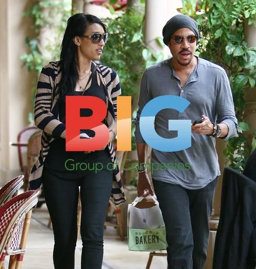 Lionel Richie goes shopping with younger companion