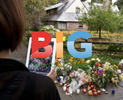 Mourners at Steve Jobs\'s home shrine