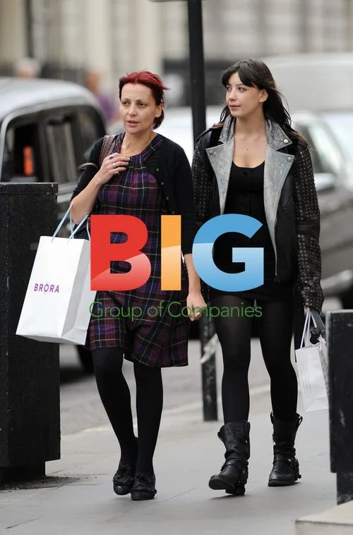 Daisy Lowe & Pearl Shopping with Dog