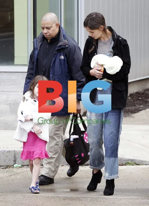 Katie Holmes Leaves Children's Museum with Daughter Suri