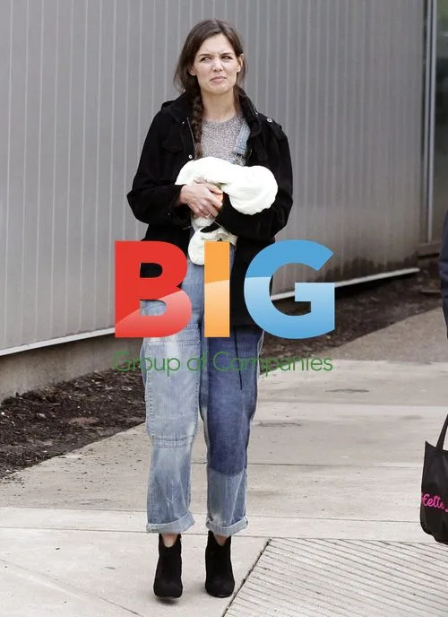 Katie Holmes Steps Out with Daughter Suri
