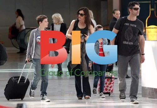 Eric Bana and family at Sydney Airport