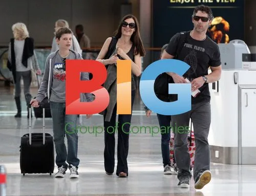 Eric Bana and Family Leaving Sydney Airport
