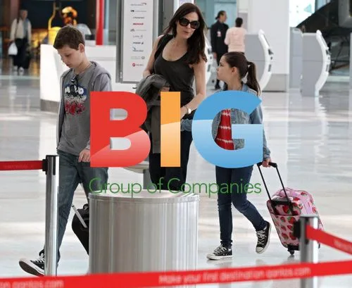Eric Bana and Family Leave Sydney Airport