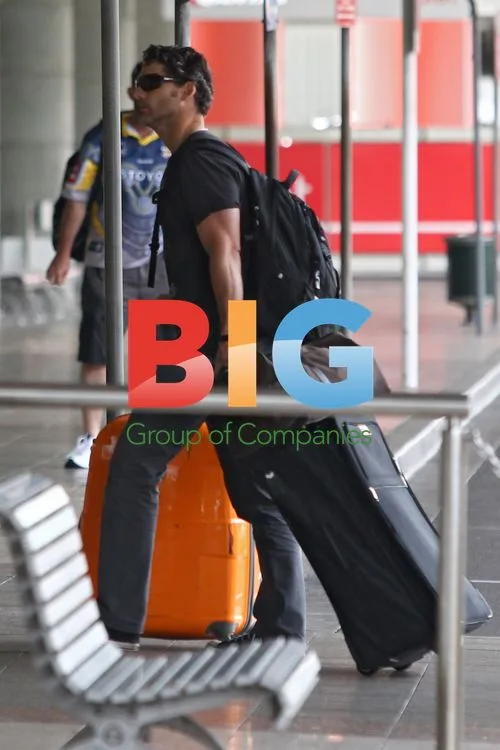 Eric Bana with family at Sydney Airport