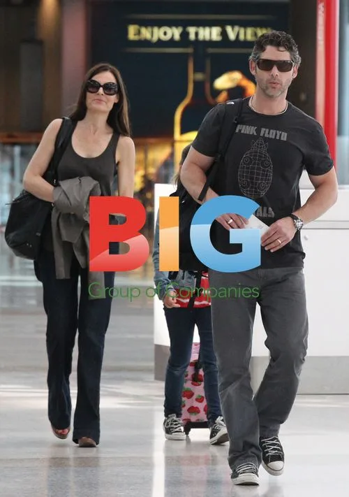 Eric Bana with family at Sydney Airport