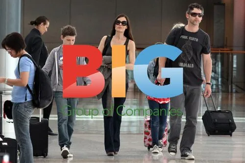 Eric Bana seen with family at Sydney Airport