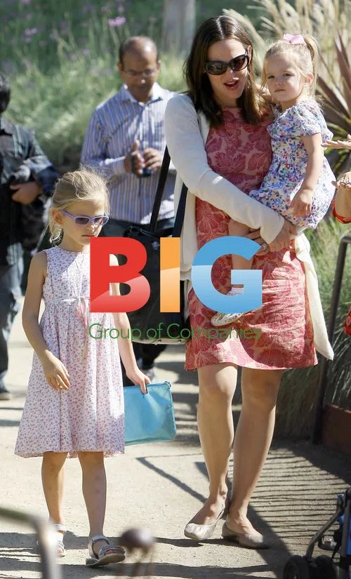 Jennifer Garner takes daughters to Getty museum