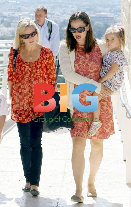 Jennifer Garner takes daughters to museum
