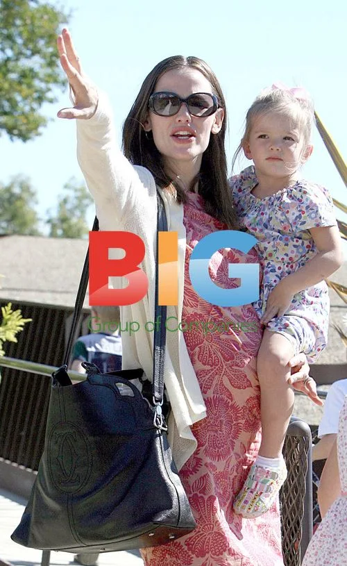 Jennifer Garner with daughters at Getty Museum
