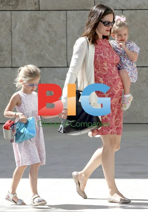 Jennifer Garner with daughters at Getty Museum