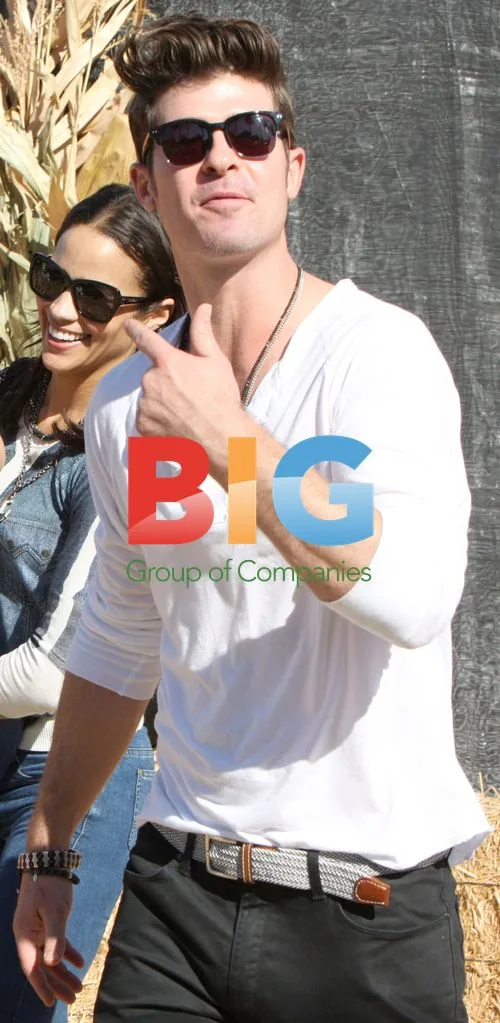 Robin Thicke with family at pumpkin patch