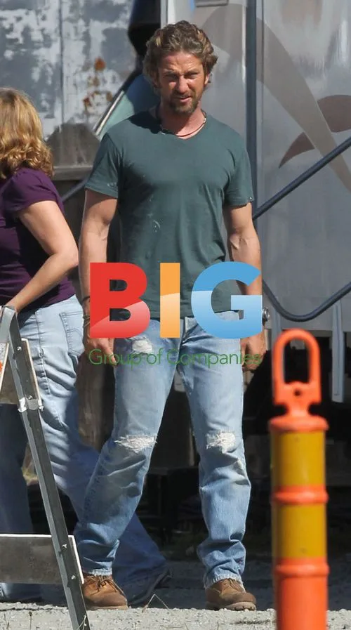Gerard Butler on \"Of Men and Mavericks\" set