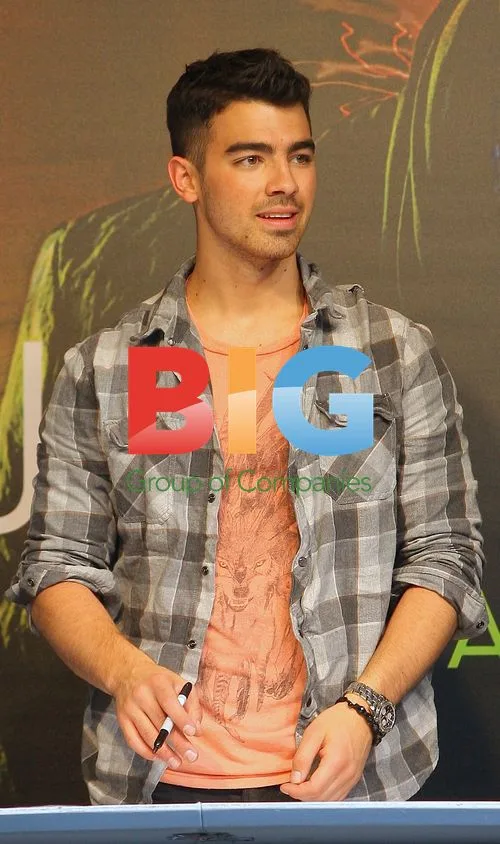 Joe Jonas Signing Album in Spain