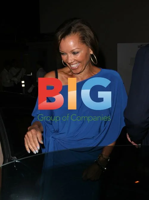 Vanessa Williams Dining Out in Hollywood