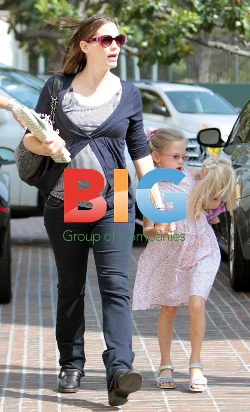 Jennifer Garner out with daughter Violet