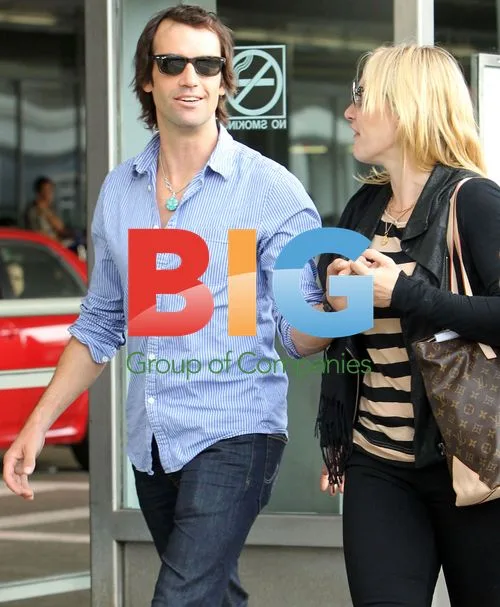 Kate Winslet and Ned Rocknroll Arrive in San Francisco
