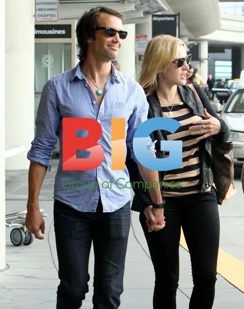 Kate Winslet and Ned Rocknroll arrive at San Francisco airport