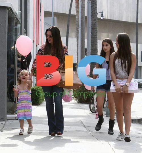 Kyle Richards & Daughters Out Shopping