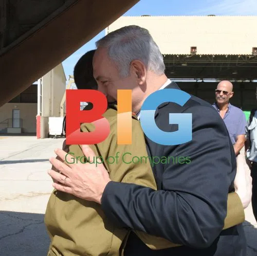 Gilad Shalit greeted by Netanyahu after release