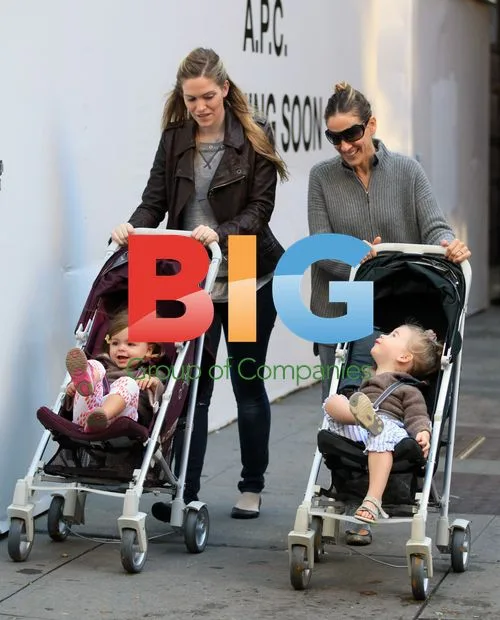 Sarah Jessica Parker with twin daughters