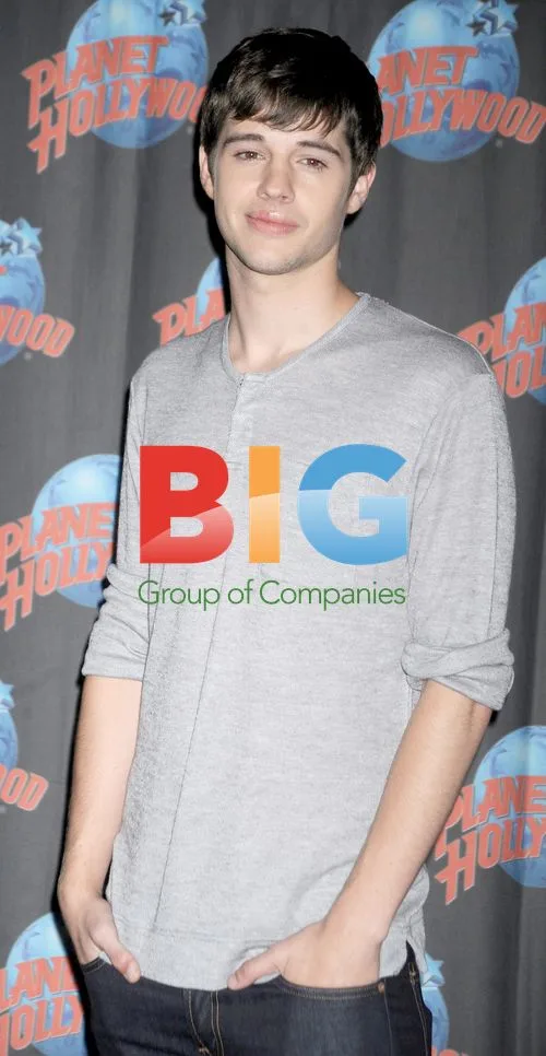 Matt Prokop and Sarah Hyland promote 'Geek Charming'