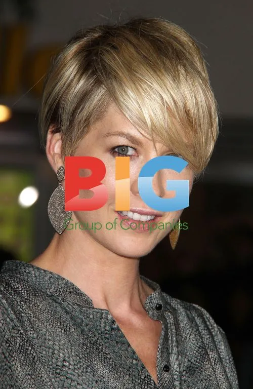 Jenna Elfman Arrives at "In Time" Premiere