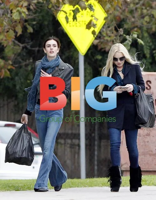 Lindsay Lohan Visits Liquor Store With Sister